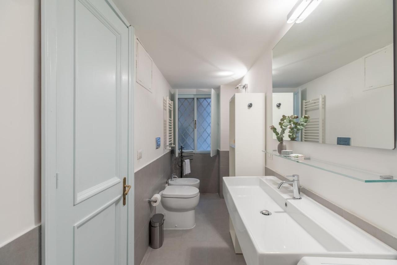 Iflat Pantheon Historic Two-Story Apartment Rome Bagian luar foto